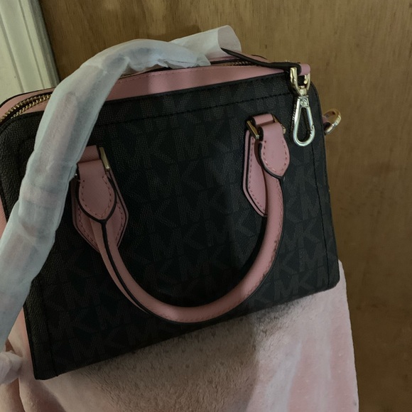 Michael Kors logo purse - Picture 5 of 13